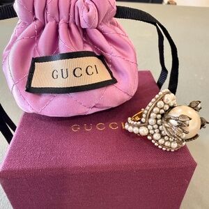 NEW Authentic Gucci Faux Pearl Ring Gold Tone with Flower Details box size 6.5